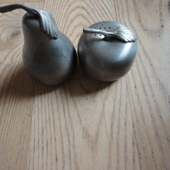 Vintage Web Pewter Apple 1.5" and Pear 2.5" Salt and Pepper Shakers Pre-owned - Picture 1 of 4